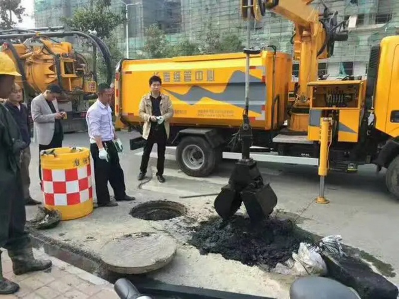 大安街道：网格员化身“清道夫”，为民解忧疏通“堵心”化粪池