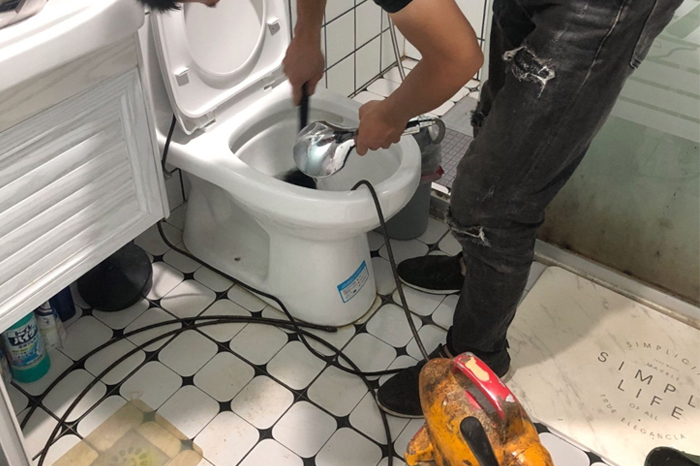 大安马桶堵塞自己疏通还是找师傅？专业上门服务让你省时更省心